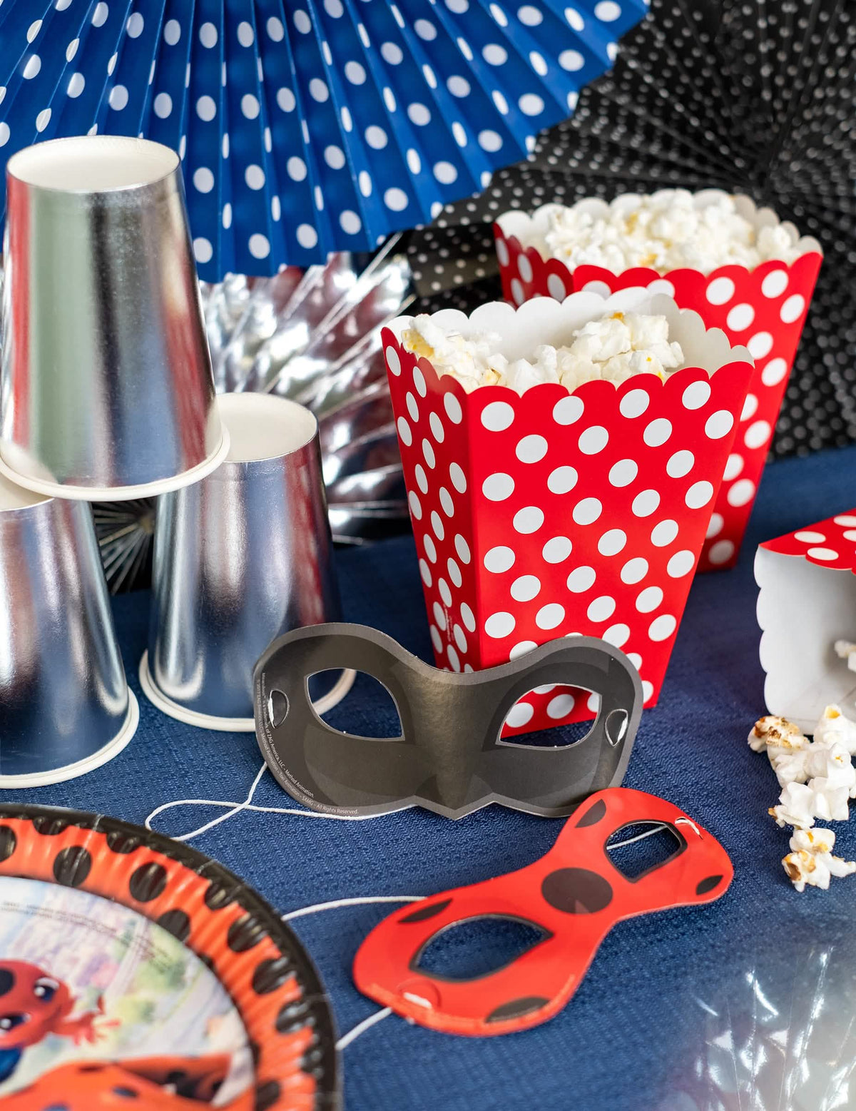 Zumirajte dekoraciju stola od 8 Ladybug kartonskih maski