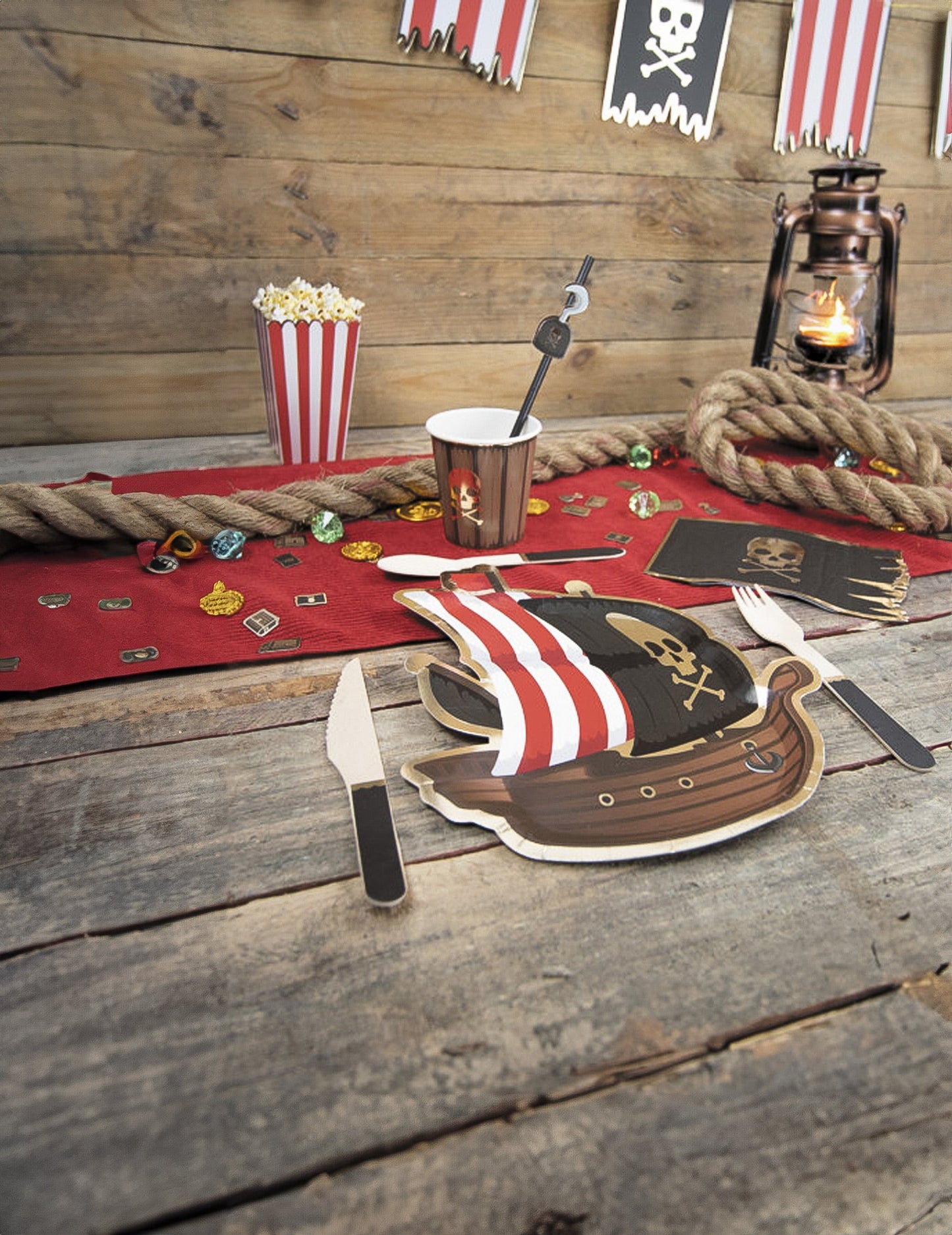 Vue d'ensemble du décor pirate des petites cuillères en bois pour fête noires avec liseré doré