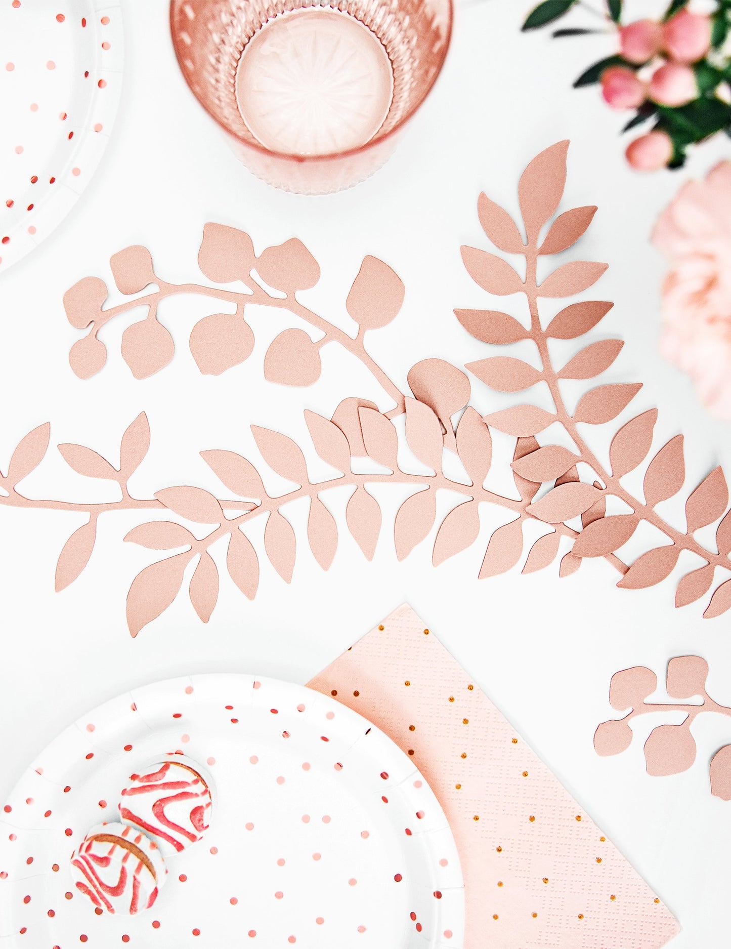 9 ukrasa za stol u obliku ružičastih mat listova od papira