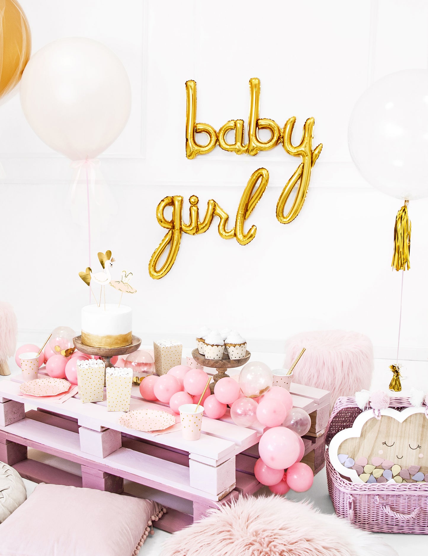 Zlatna djevojka aluminijska kugla 77 x 70 cm