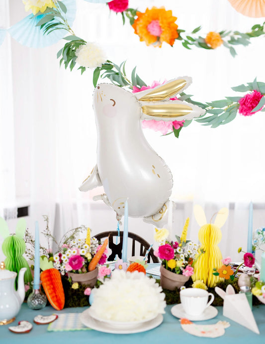 Mise en situation sur une table de fête du ballon aluminium lapin pour Pâques