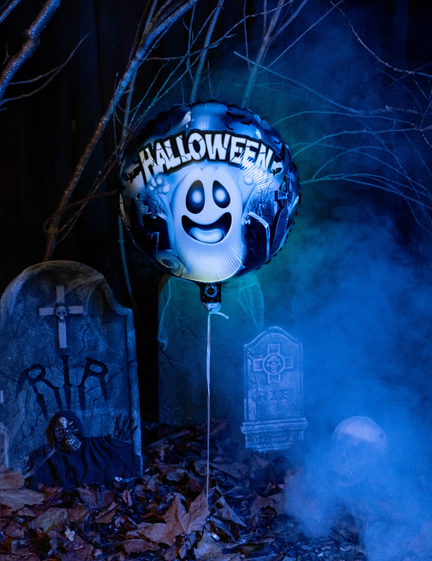 Mise en situation dans un décor de cimetière du ballon aluminium lumineux fantôme Illooms