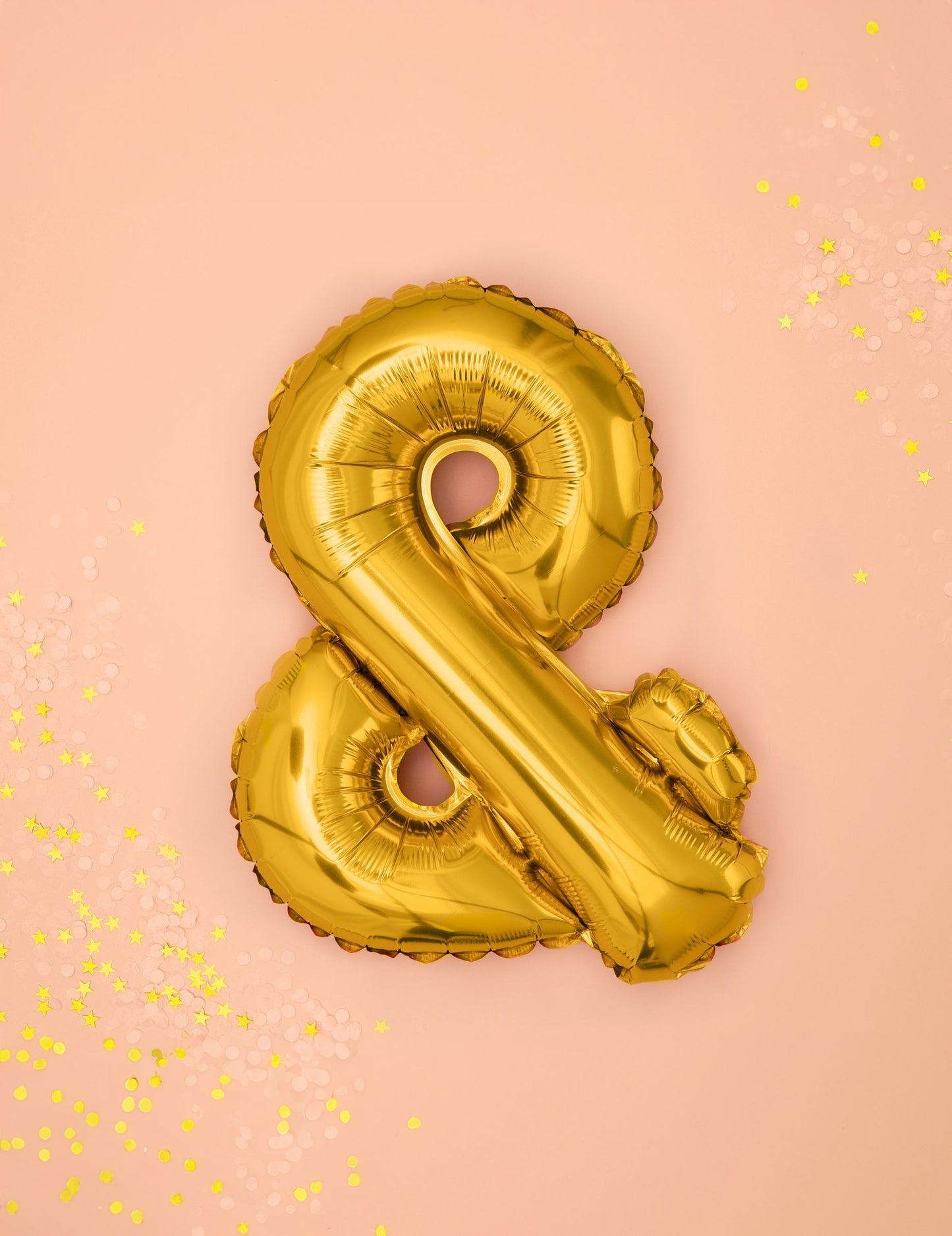 Vue de face sur fond rose avec confettis du ballon aluminium symbole & pour fête