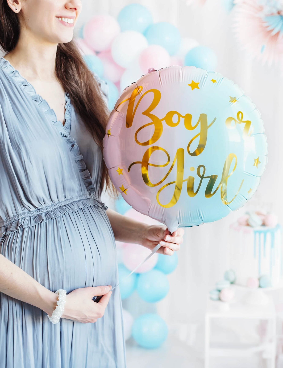 Scena s trudnom ženom s aluminijskim balonom boy or girl za otkrivanje spola