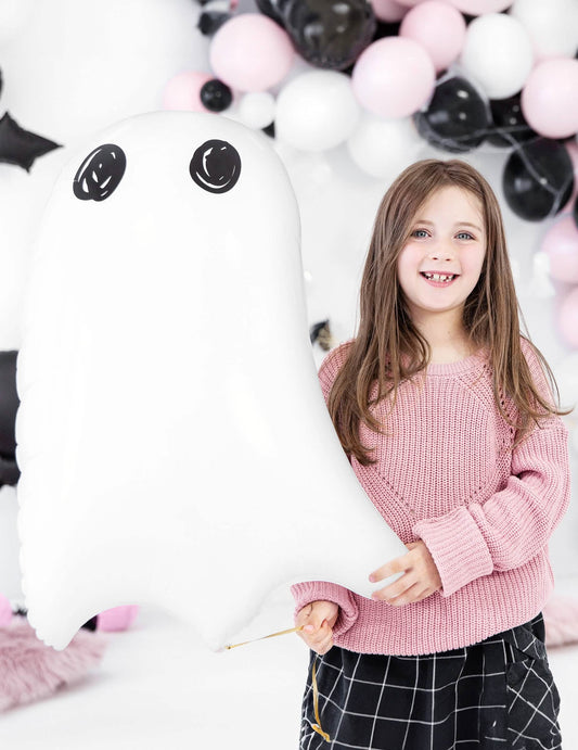 Mise en situation avec une enfant du ballon en aluminium fantôme blanc