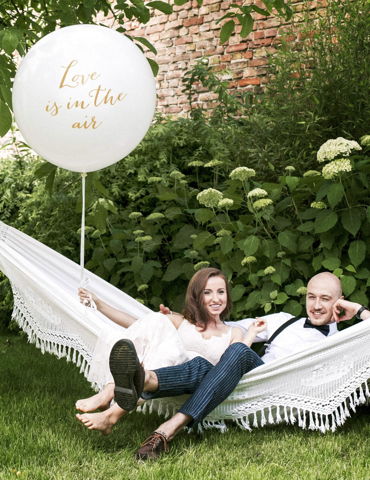 Prikaz golemog lateks balona Love is in the air za vjenčanje