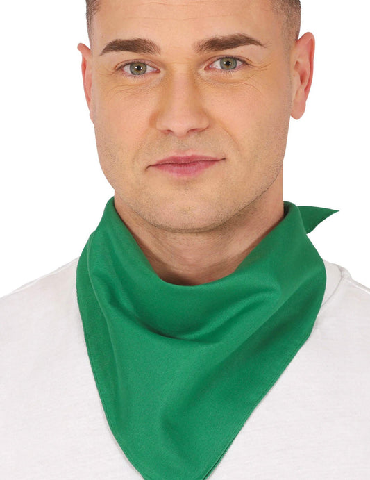 Gros plan du bandana uni pour homme vert