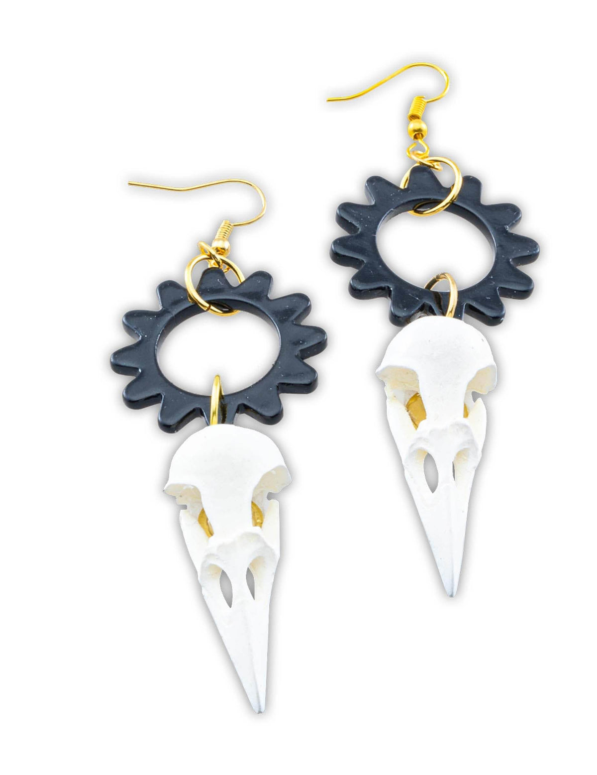 Détail des boucles d'oreilles crâne de corbeau