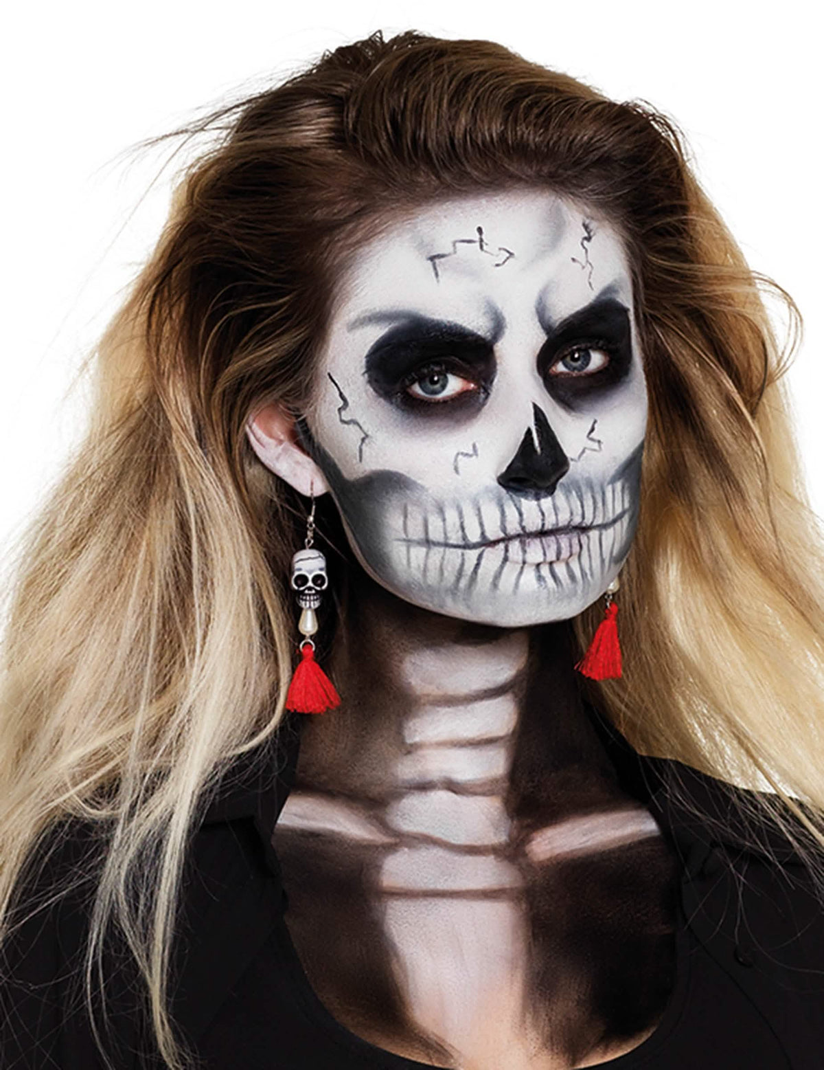 Krupni plan naušnica s lubanjom Dia de los muertos za žena