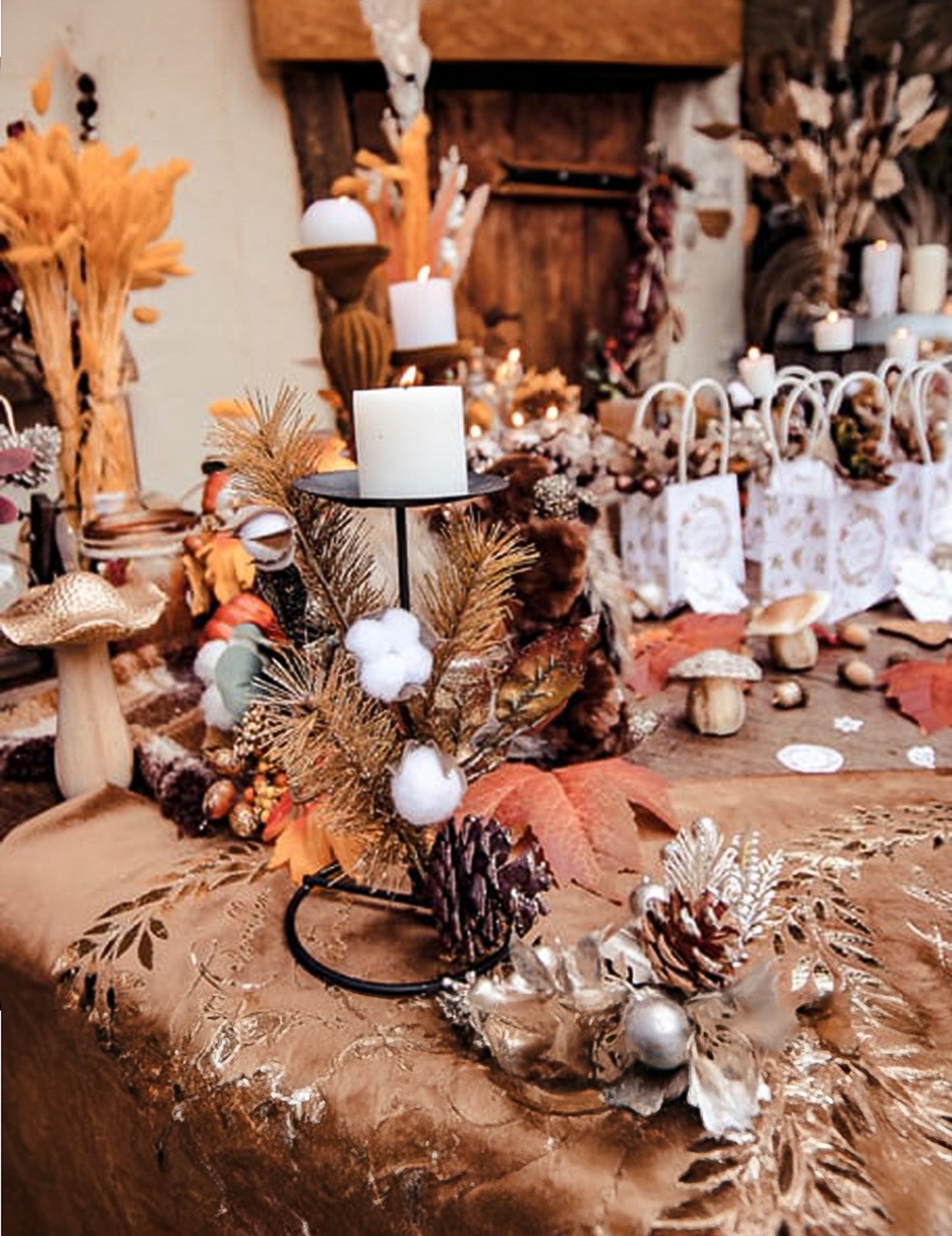 Držač za svijeće s cvjetovima pamuka i zlatnim šljokicama 20 cm metal