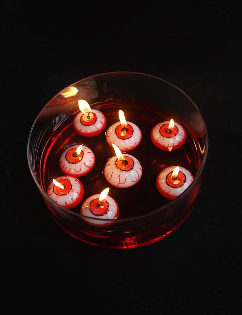 Pregled više primjeraka plutajuće svijeće krvavog oka za halloween
