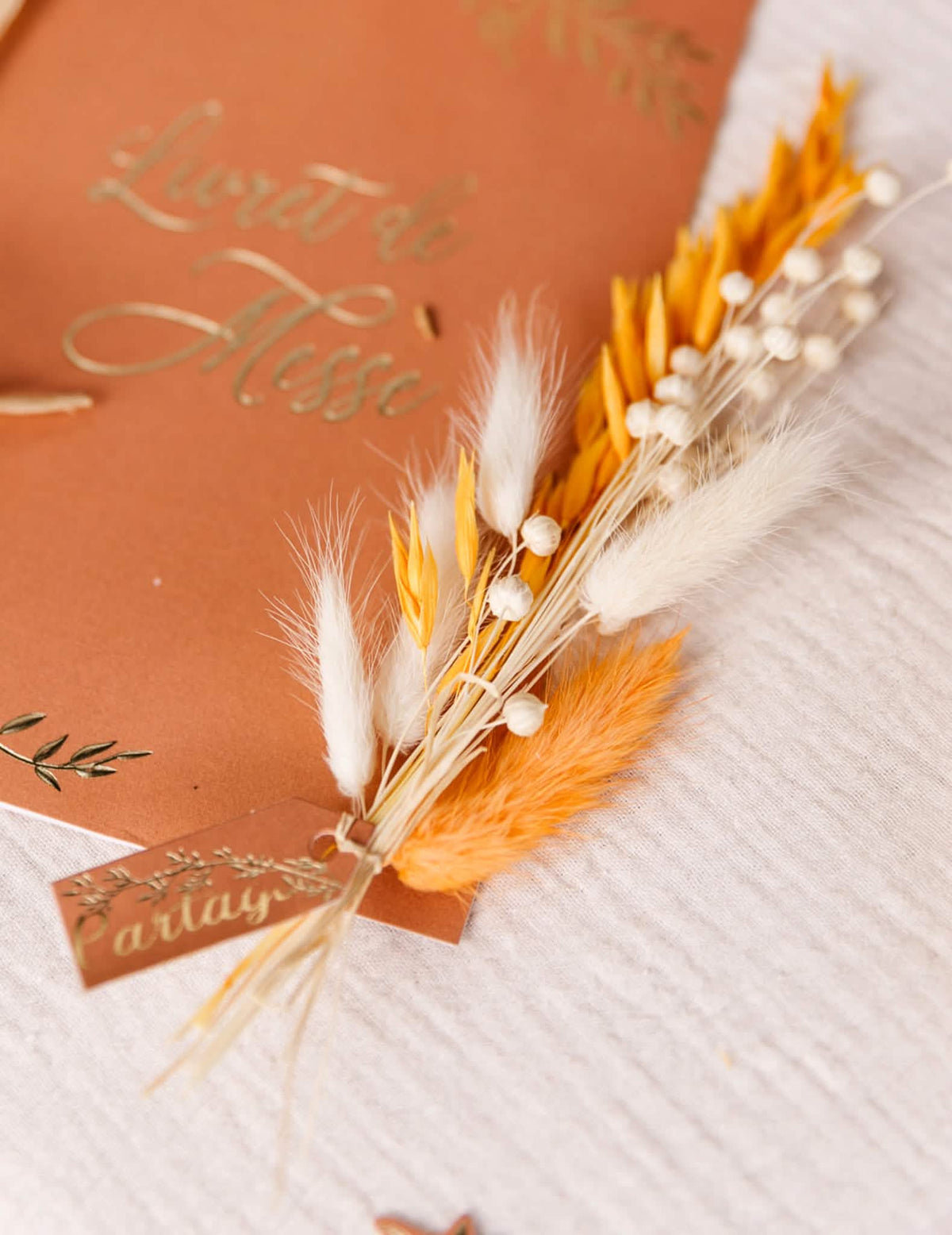 Detalj o korištenju na misnom knjižicu buketa boho sušenog lana