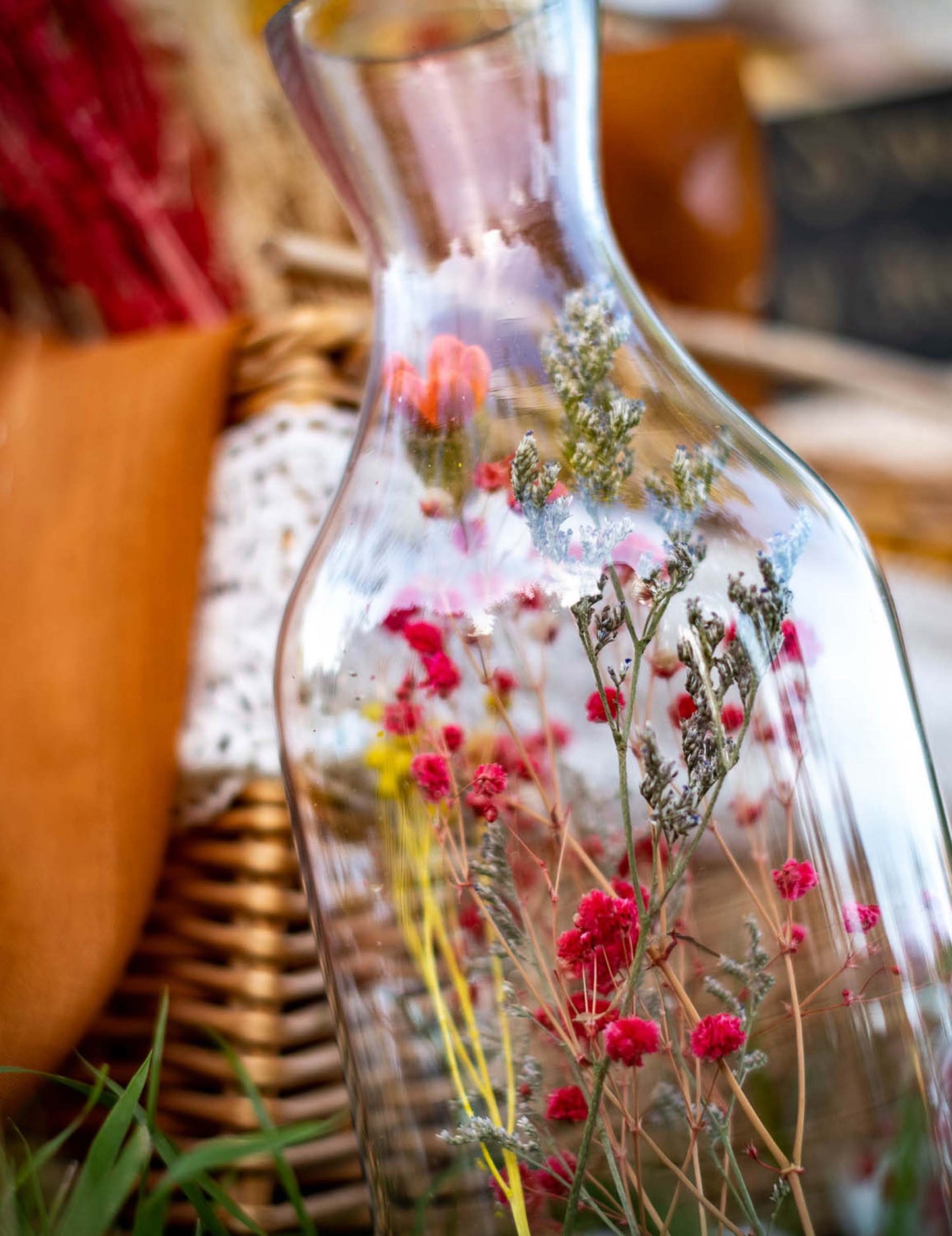 Prozirna boca sa šarenim suhim cvijećem 11 x 27,5 cm