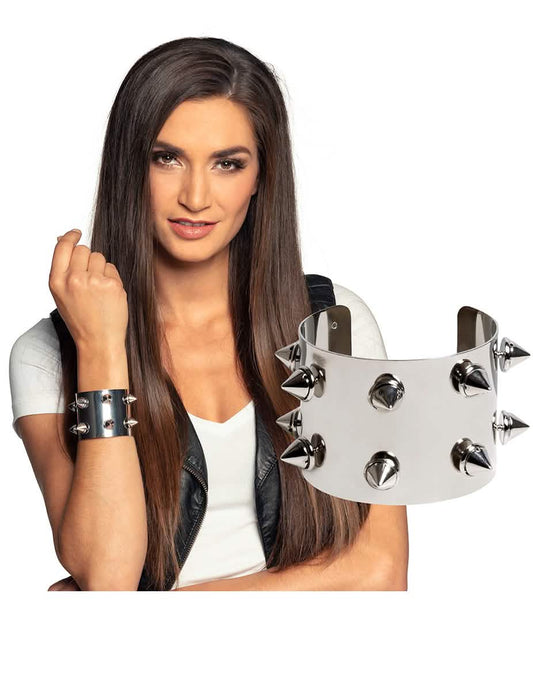 Gros plan et vue portée du bracelet en métal punk