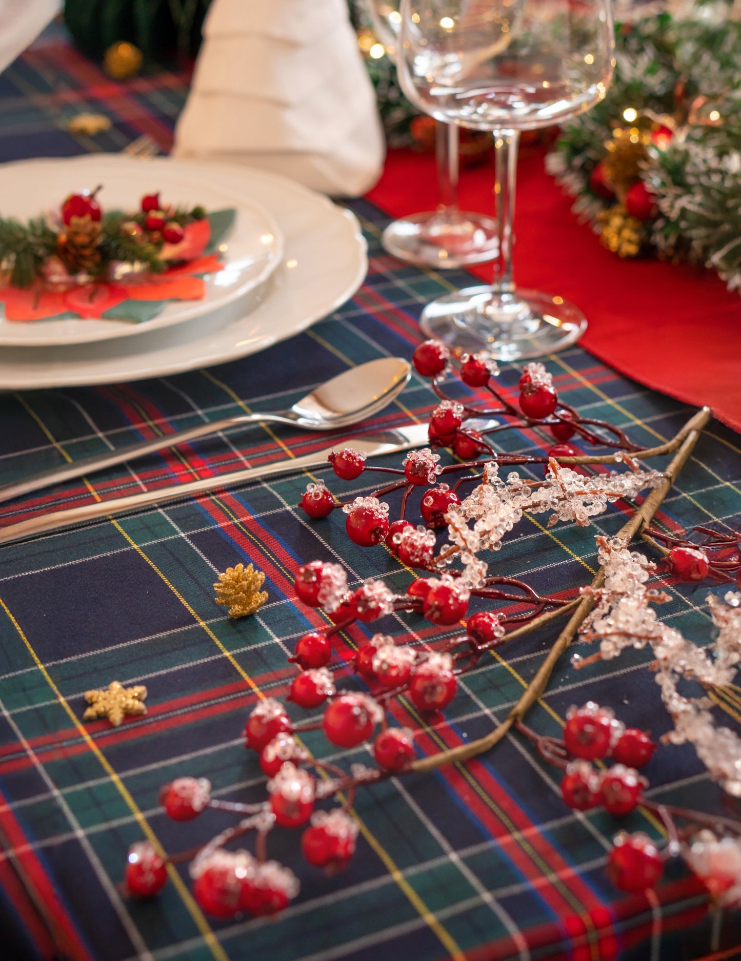 Grana crvenih bobica 73 cm Božićni ukrasi