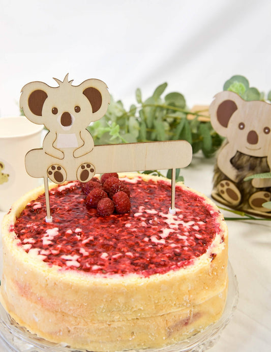 Mise en situation sur un gâteau du cake topper en bois personnalisable koala