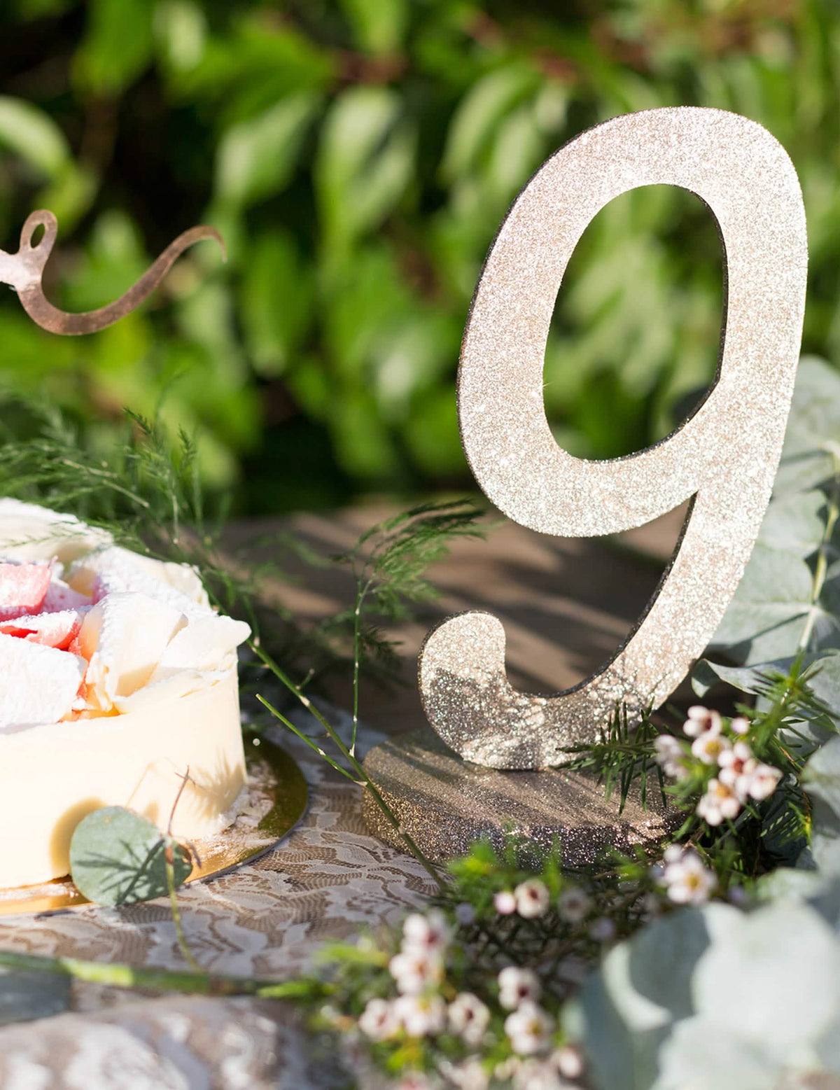 Stolni ukras u obliku broja 9 od drva s šampanjac šljokicama i postoljem