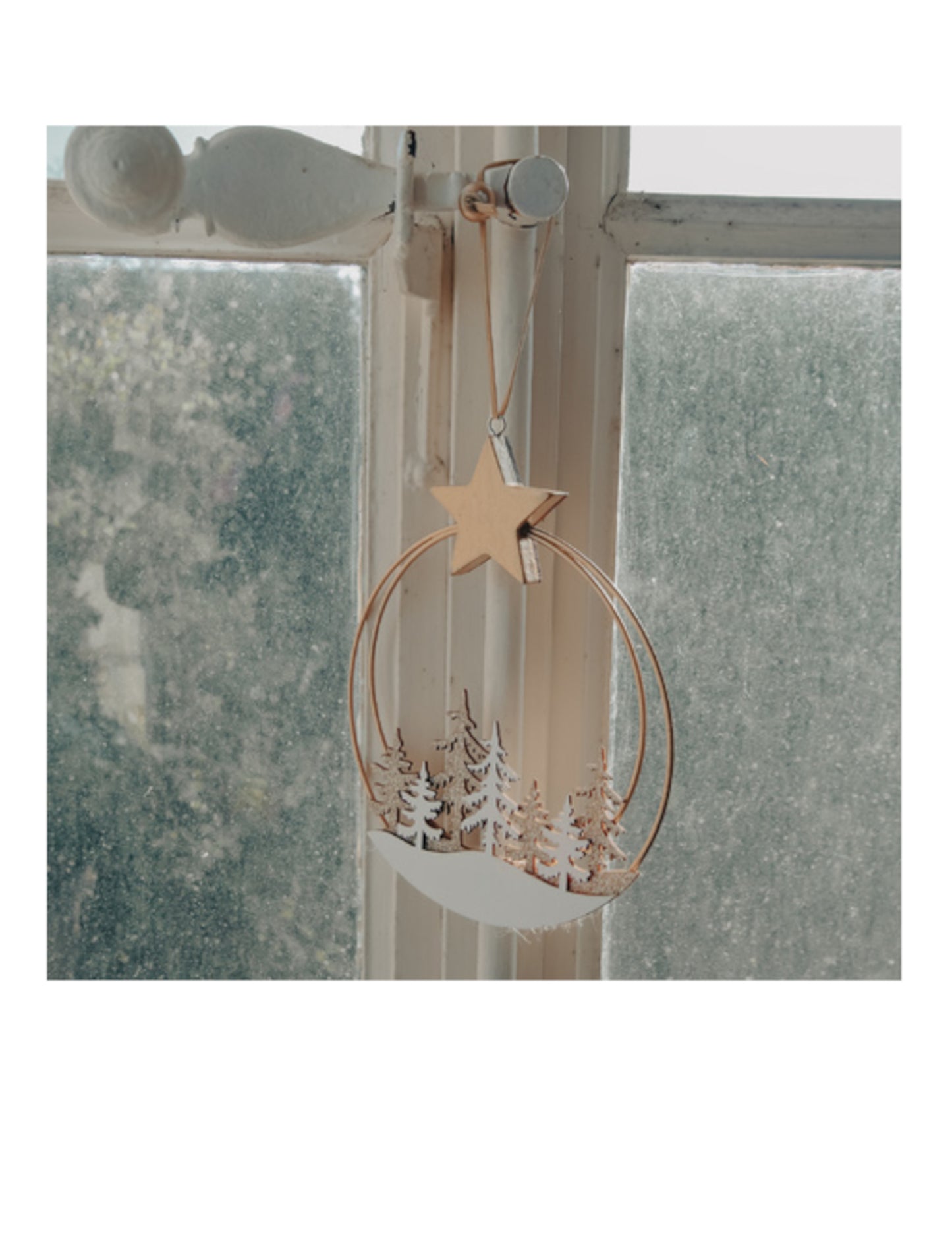 Viseći krug Snježna šuma 16,5 x 19,5 cm sa zlatnom zvijezdom