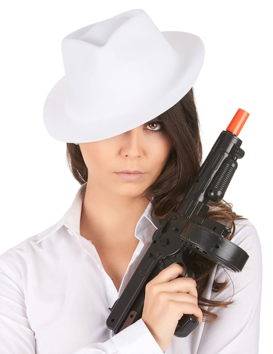 Gros plan porté du chapeau de gangster pour adulte blanc