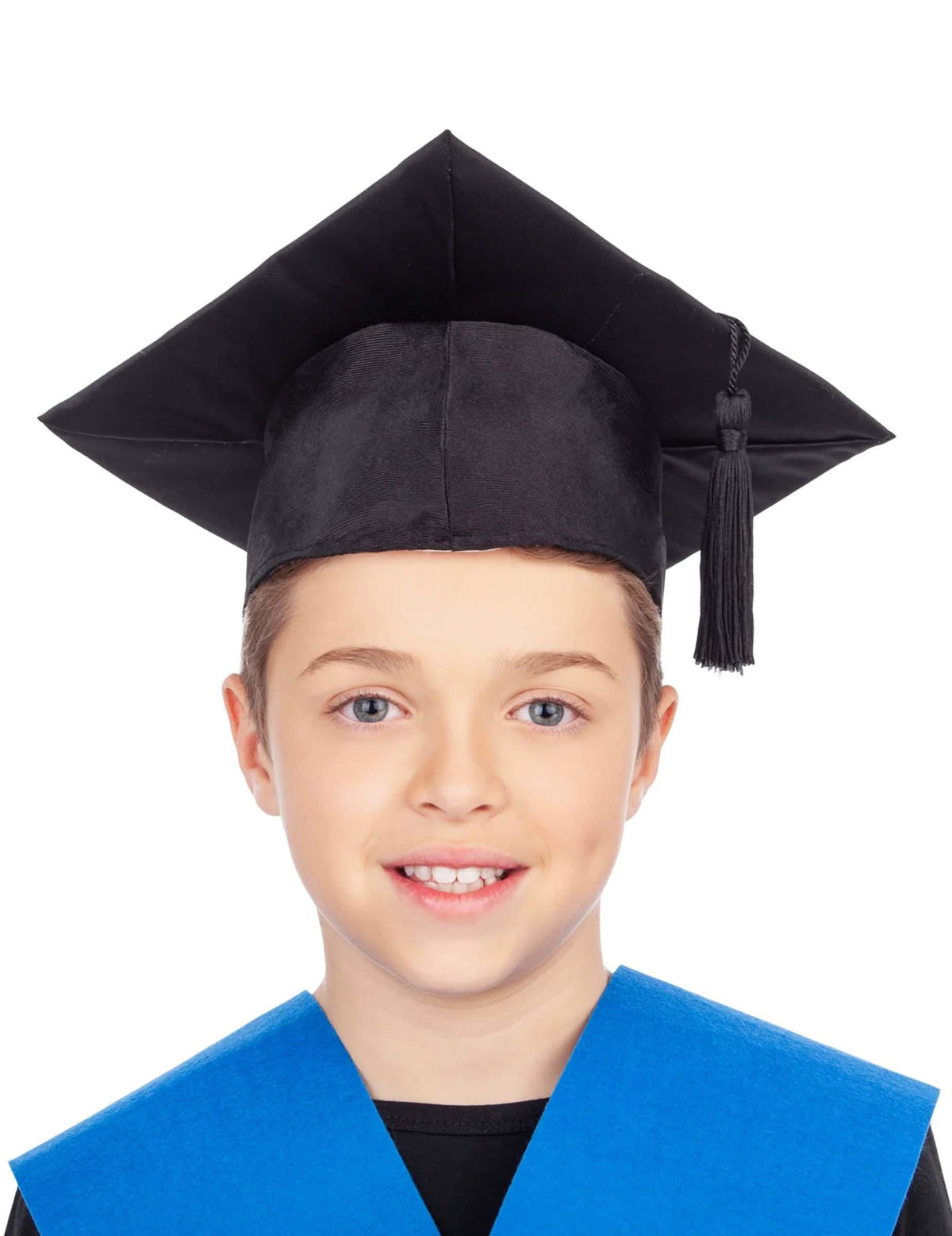 Crna kapa za mladog diplomanta za dijete s plavim pomponom i ovratnikom