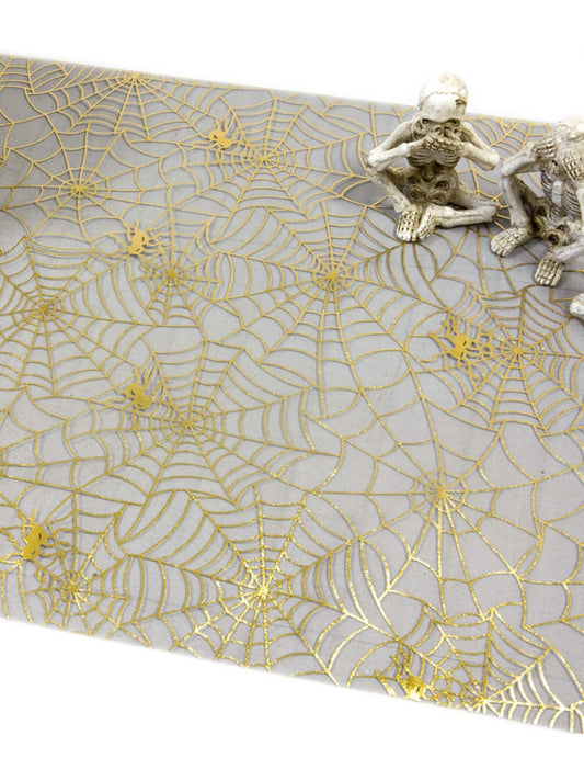 Gros plan sur le motif doré du chemin de table toile d'araignée pour Halloween