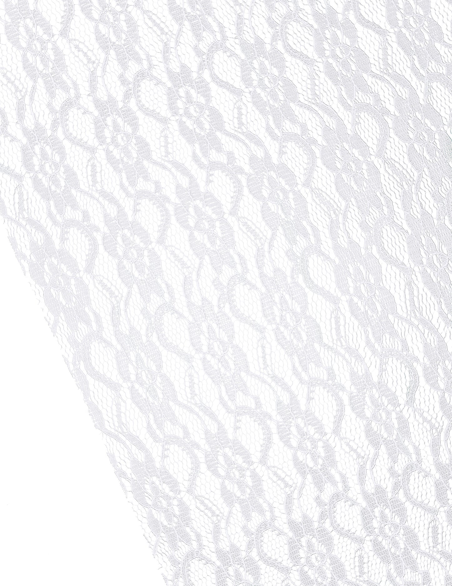 Gros plan sur les motifs floraux du chemin de table en dentelle mariage romantique
