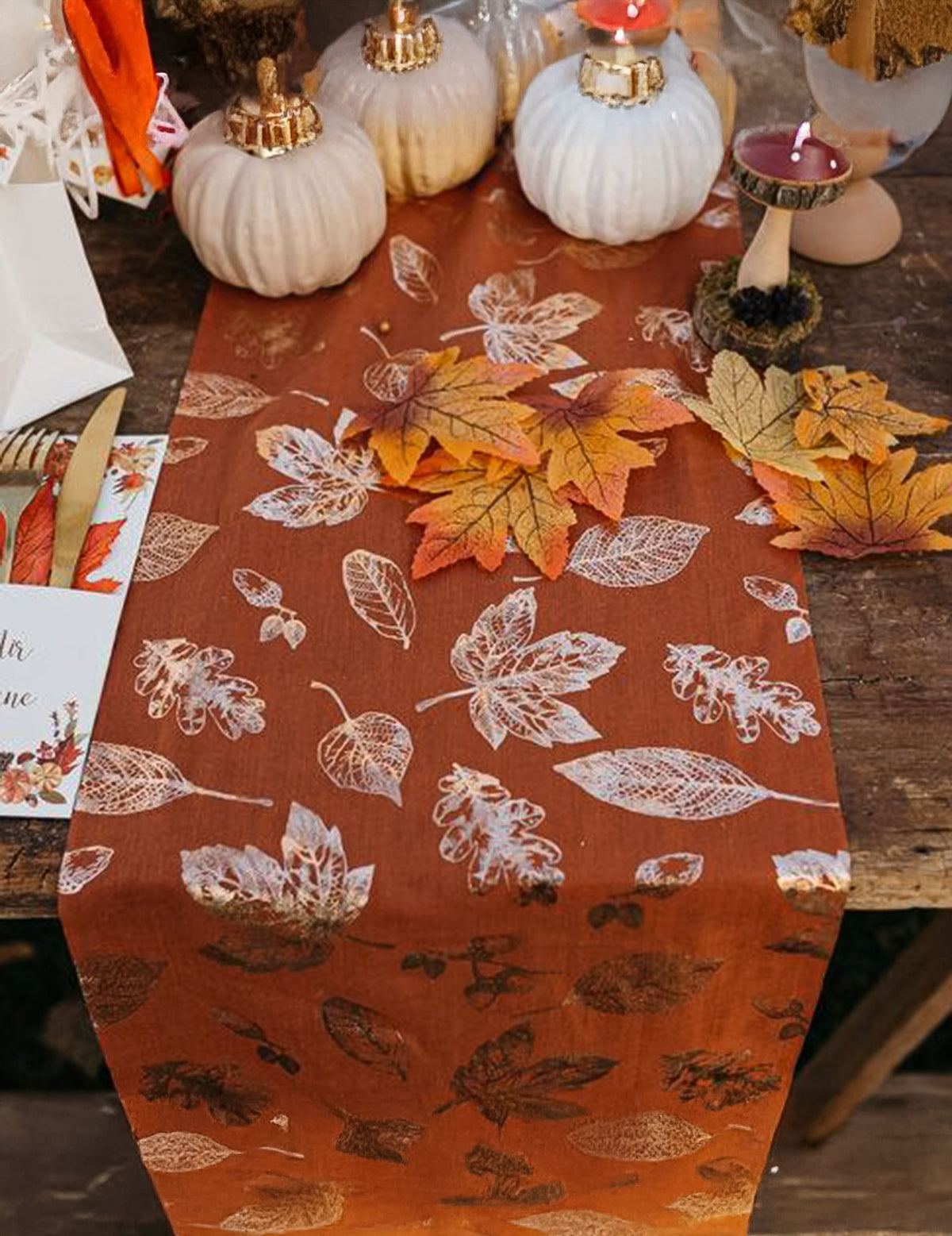 Vue de dessus du chemin de table feuilles d'automne