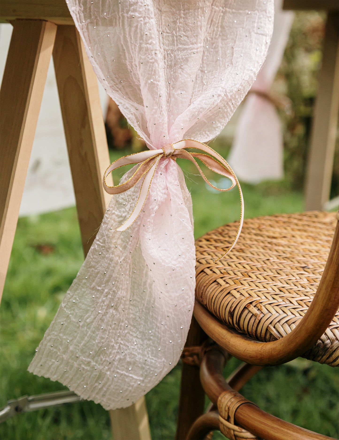 Détail du nœud de chaise du chemin de table froissé scintillant rose et strass argent effet gaufré