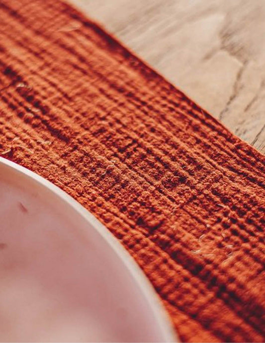 Détail de la texture en gaze de coton du chemin de table bohème