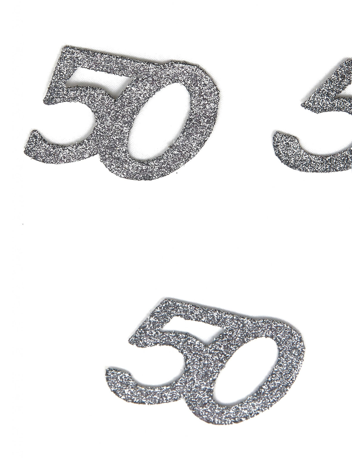 Gros plan sur les paillettes des confettis anniversaire 50 ans