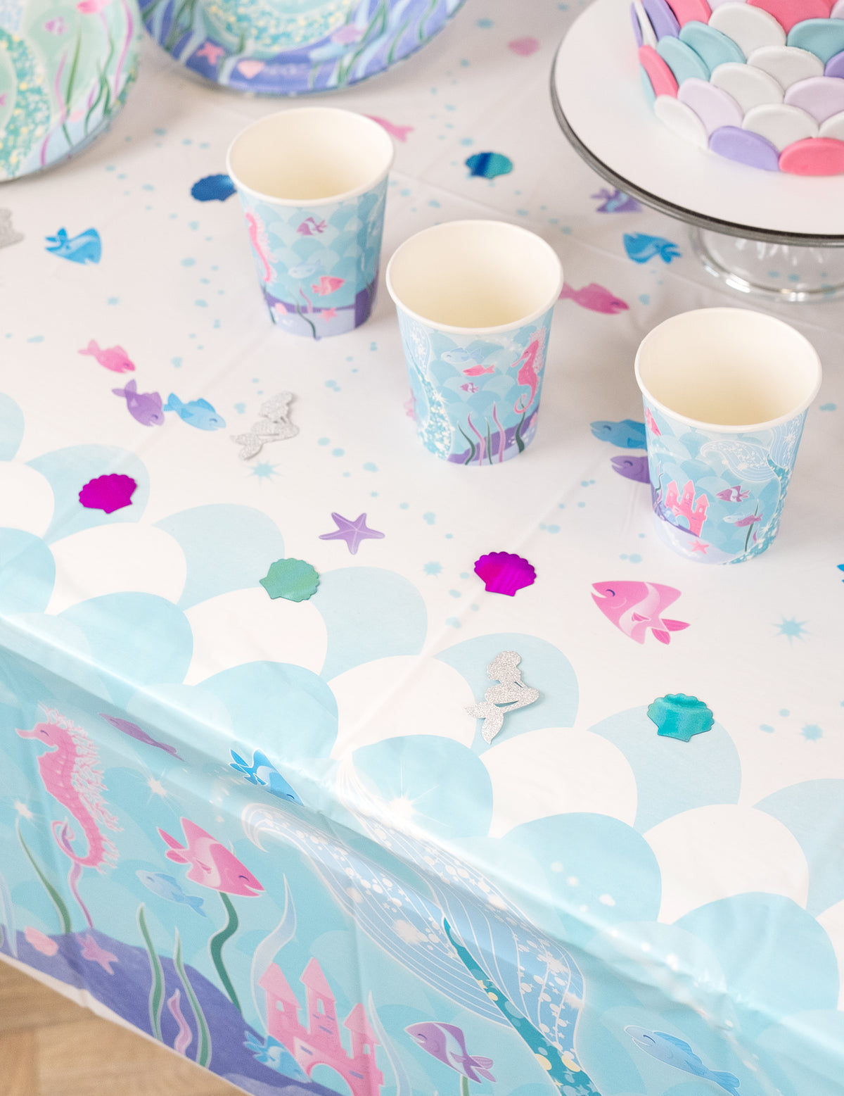 Mise en situation sur une table décorée des confettis de table sirène