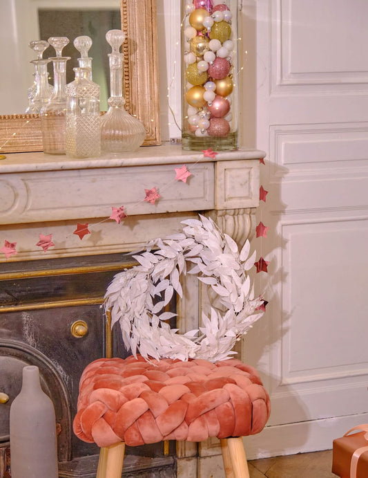 Mise en situation sur un tabouret de la couronne de feuilles de Noël