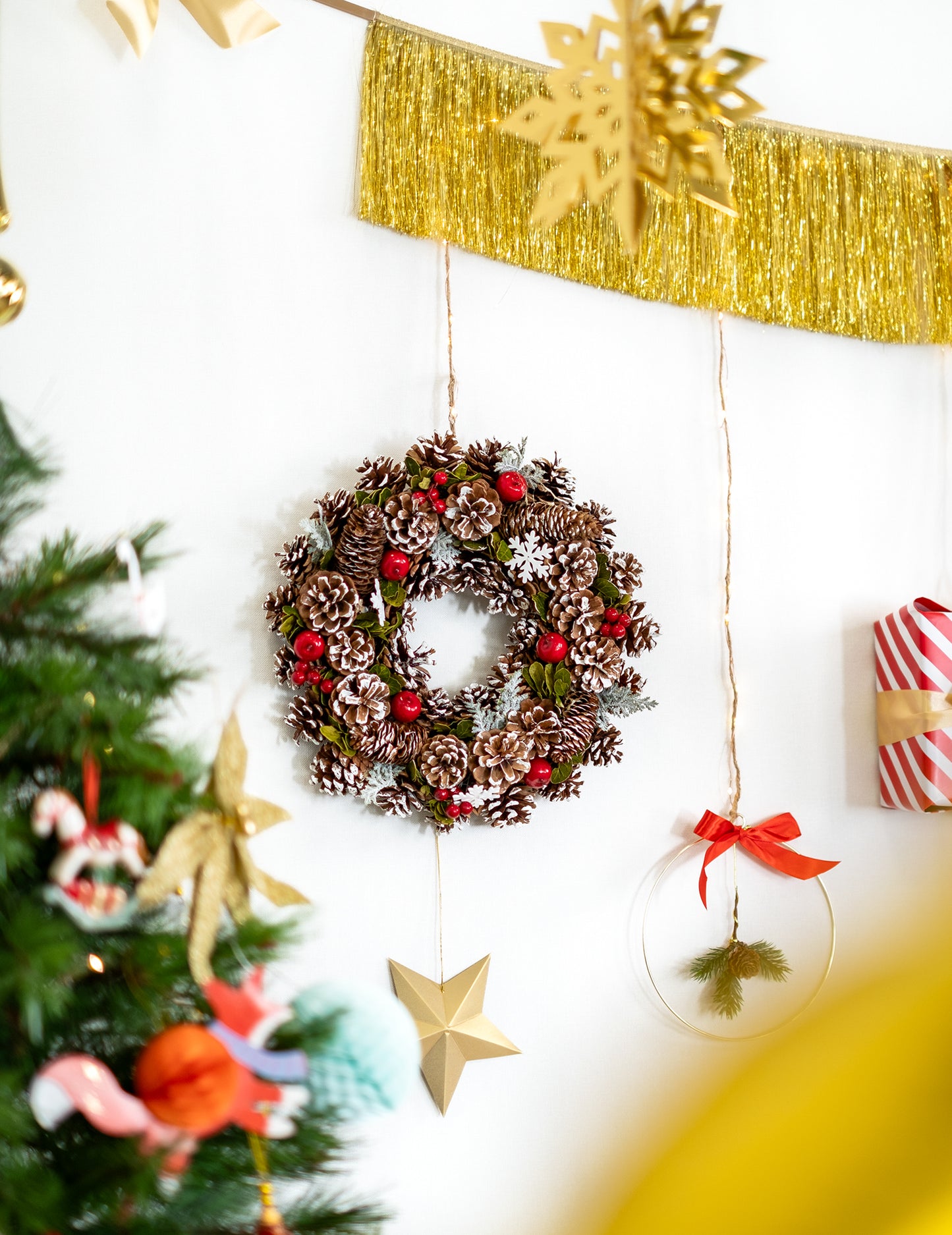 Božićni vijenac od drveta bobice 35 cm