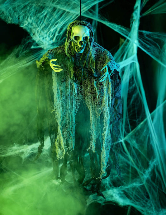 Mise en situation dans un décor terrifiant de la décoration à suspendre faucheuse Halloween