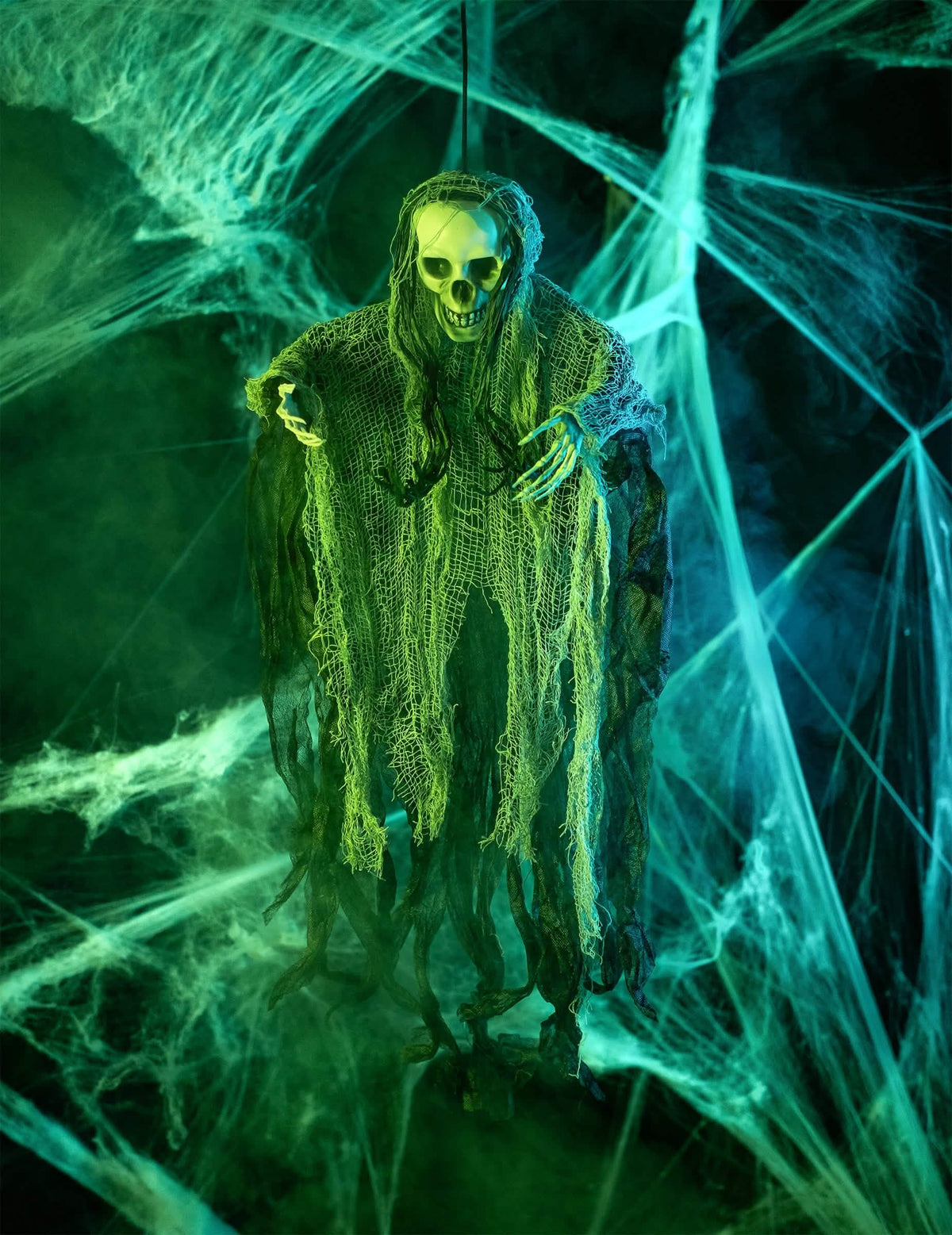 Postavka pod zelenom rasvjetom viseće dekoracije kosac halloween