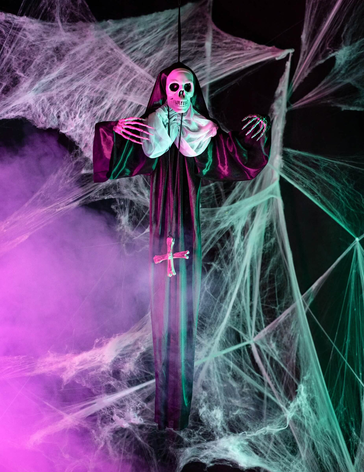 Postavljena u scenu u halloween dekoru viseća dekoracija časna sestra