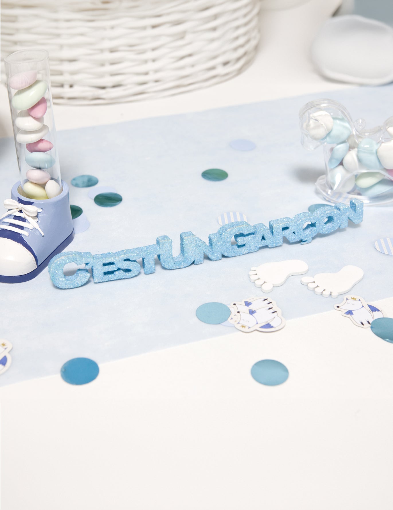 Dekoracija stola: plavi dječak sa šljokicama