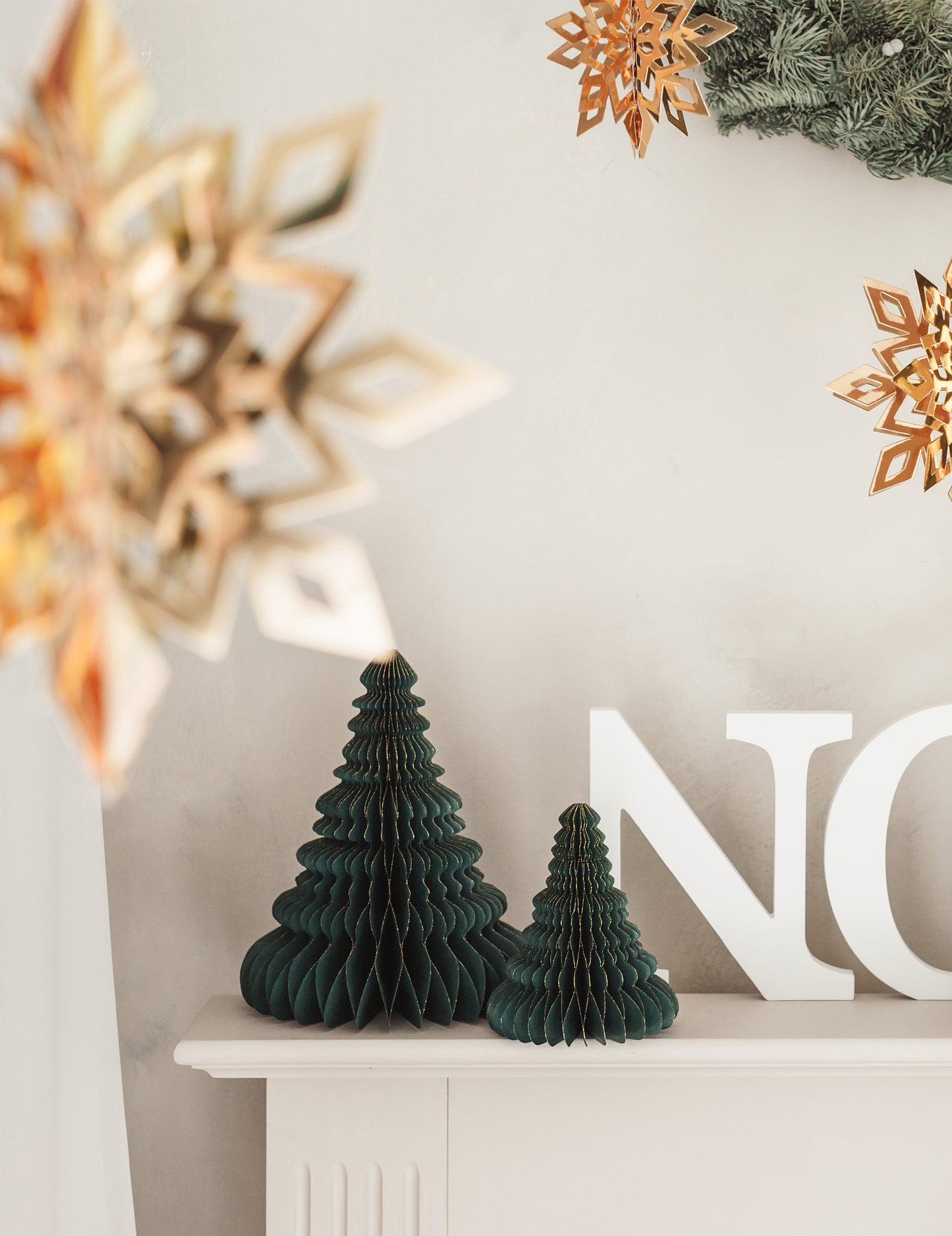 Ukras za božićno drvce od papira s uzorkom saća 15 cm zelena i zlatna