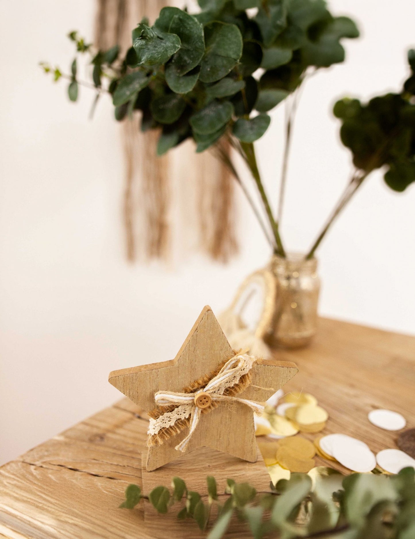 Drvena zvjezdasta dekoracija s jutom i čipkom 13 cm