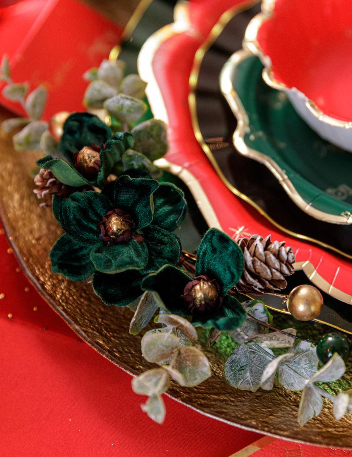 Décoration florale Élégance vert foncé et or 23 cm