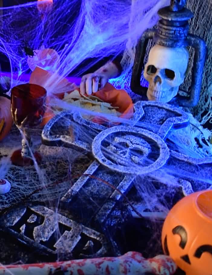 Scena dekoracije nadgrobnog spomenika s križem i lubanjom za halloween