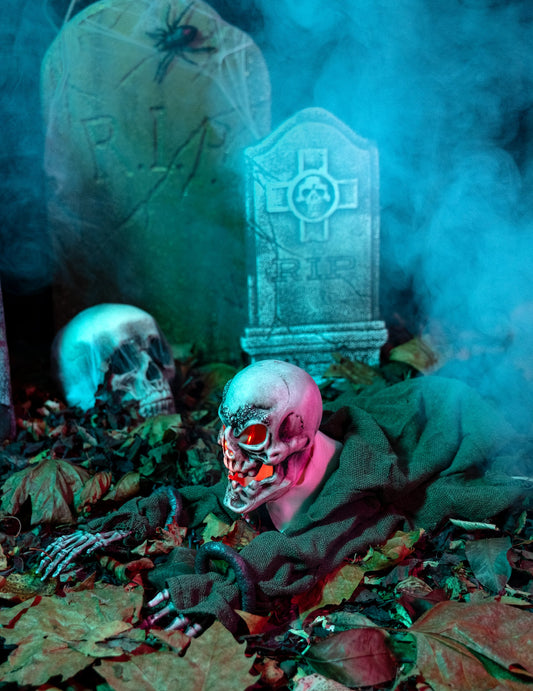 Mise en situation de la décoration squelette animée lumineuse et sonore Halloween