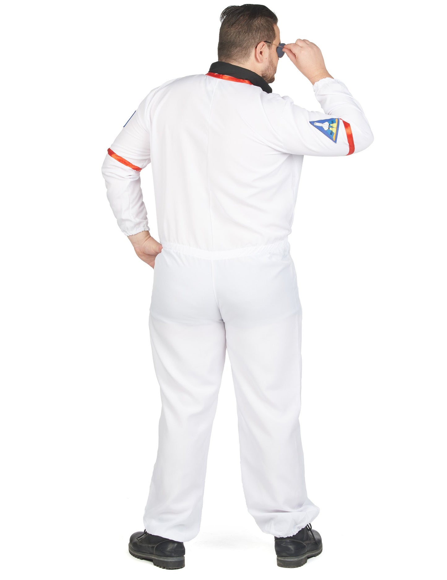 Muški astronaut velike veličine prerušen