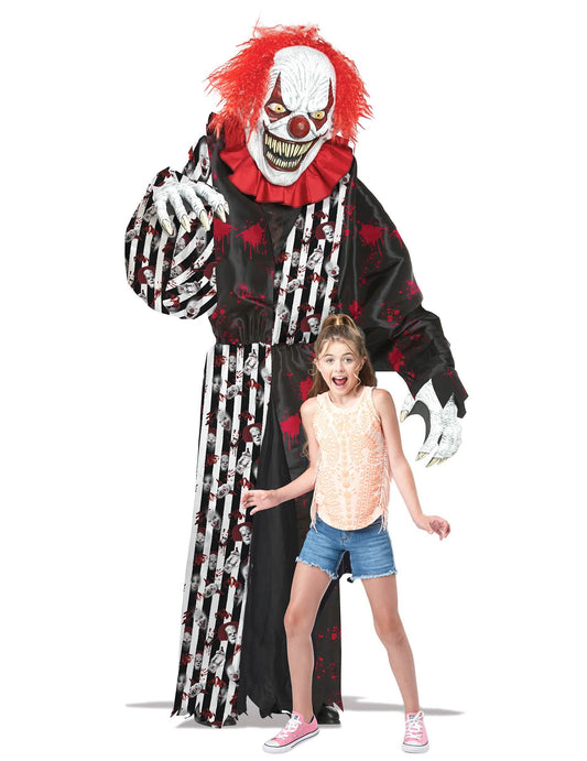 Mise en situation montrant la taille du déguisement clown terrifiant géant 2 en 1