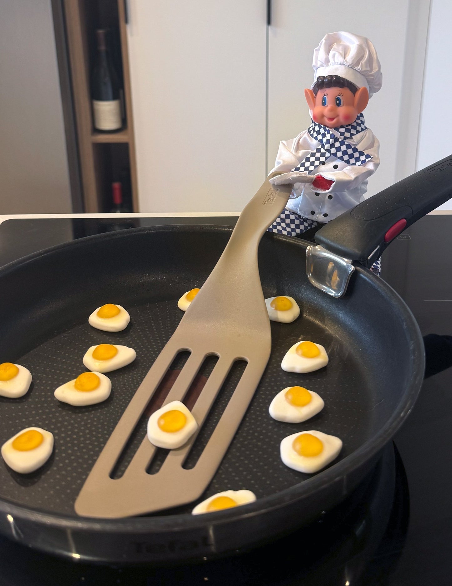 Kostim kuhara od 4 dijela za nestašnu lutku vilenjaka