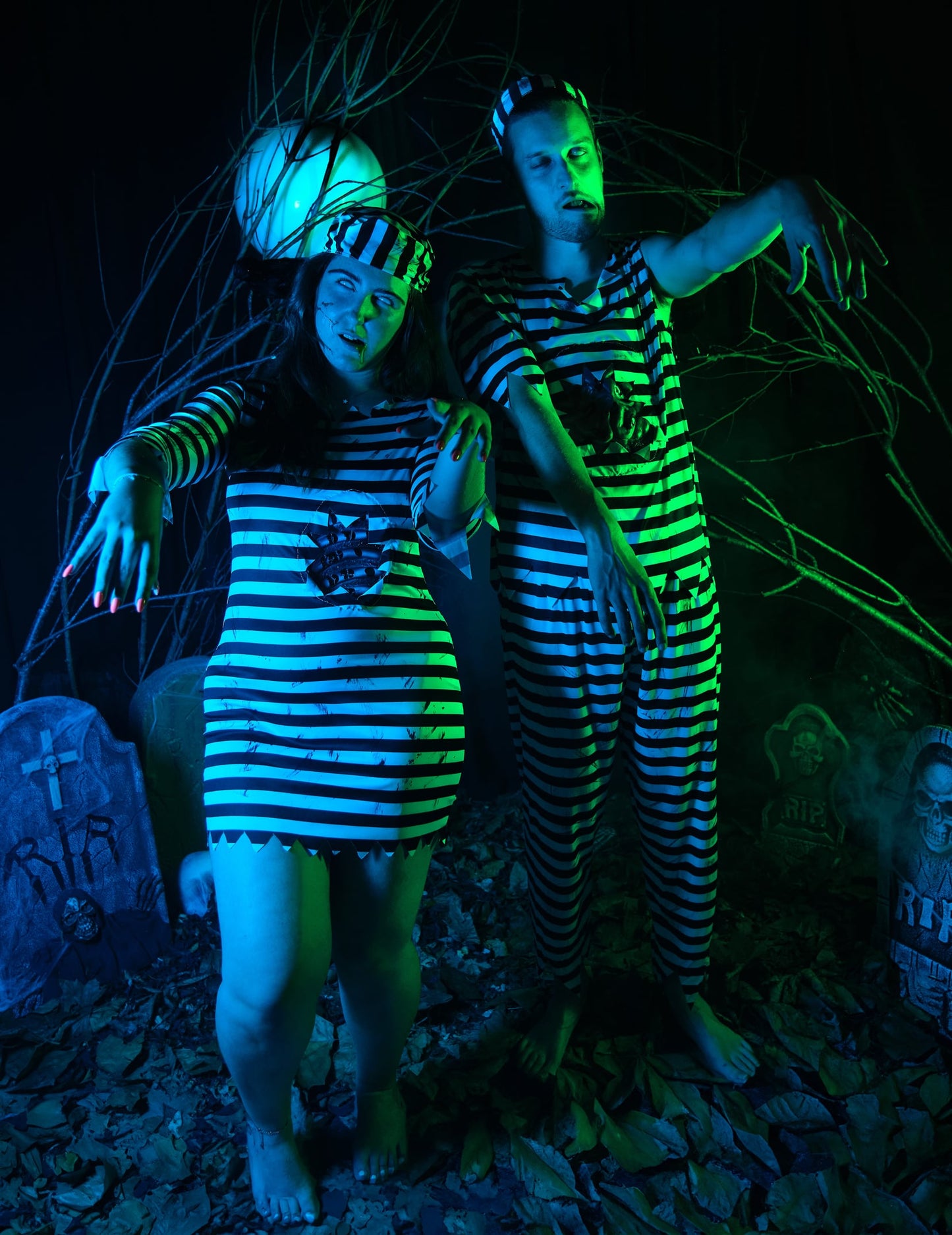 Mise en situation lugubre en duo du déguisement de prisonnier zombie effrayant