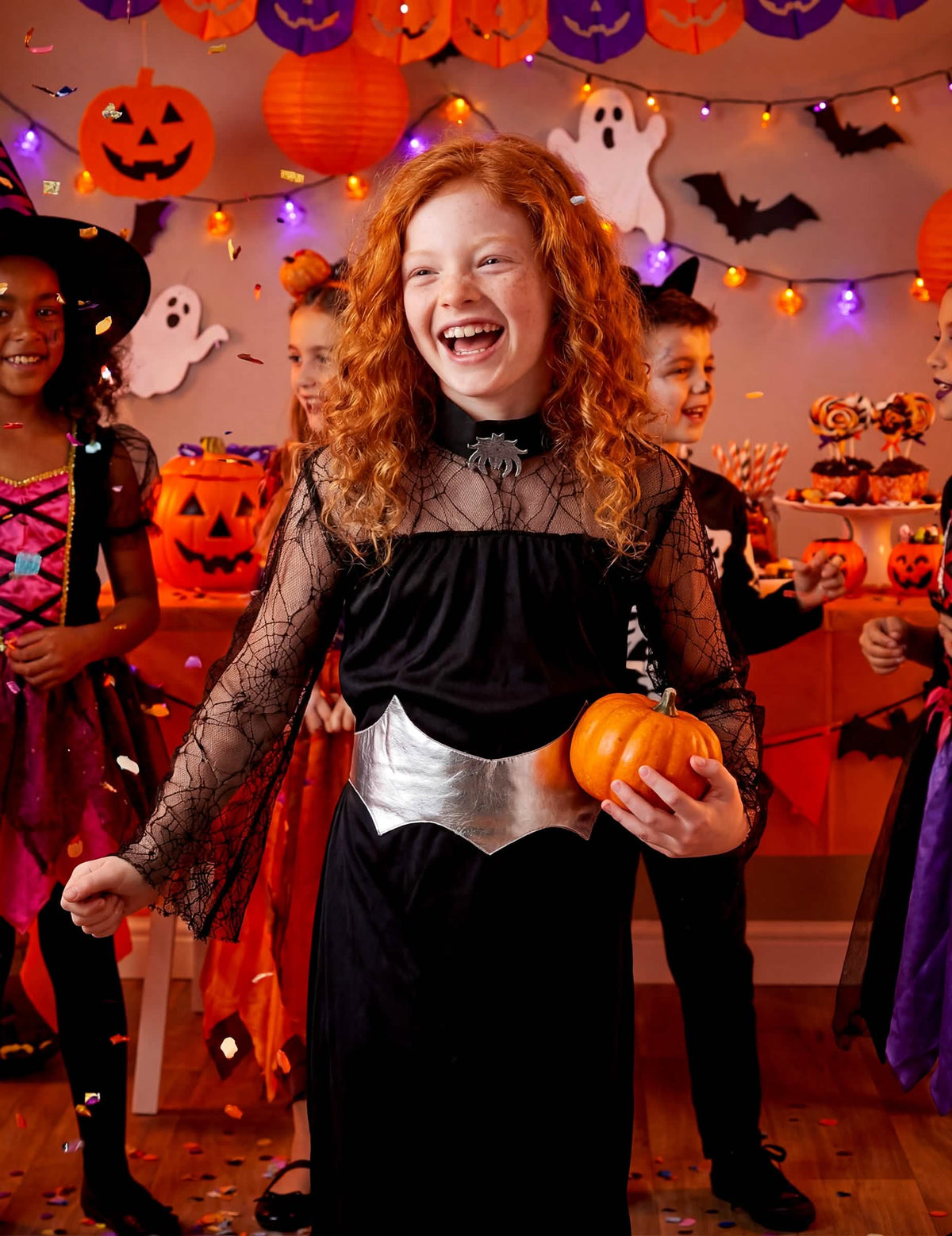 Scena tijekom halloween zabave s kostimom kraljice pauka za djevojčica