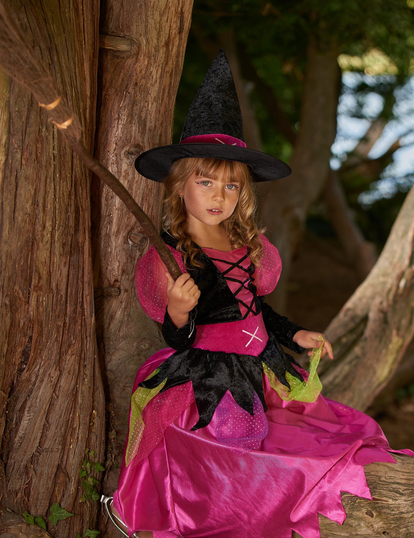 Situacija uz drvo kostima vještice za Halloween