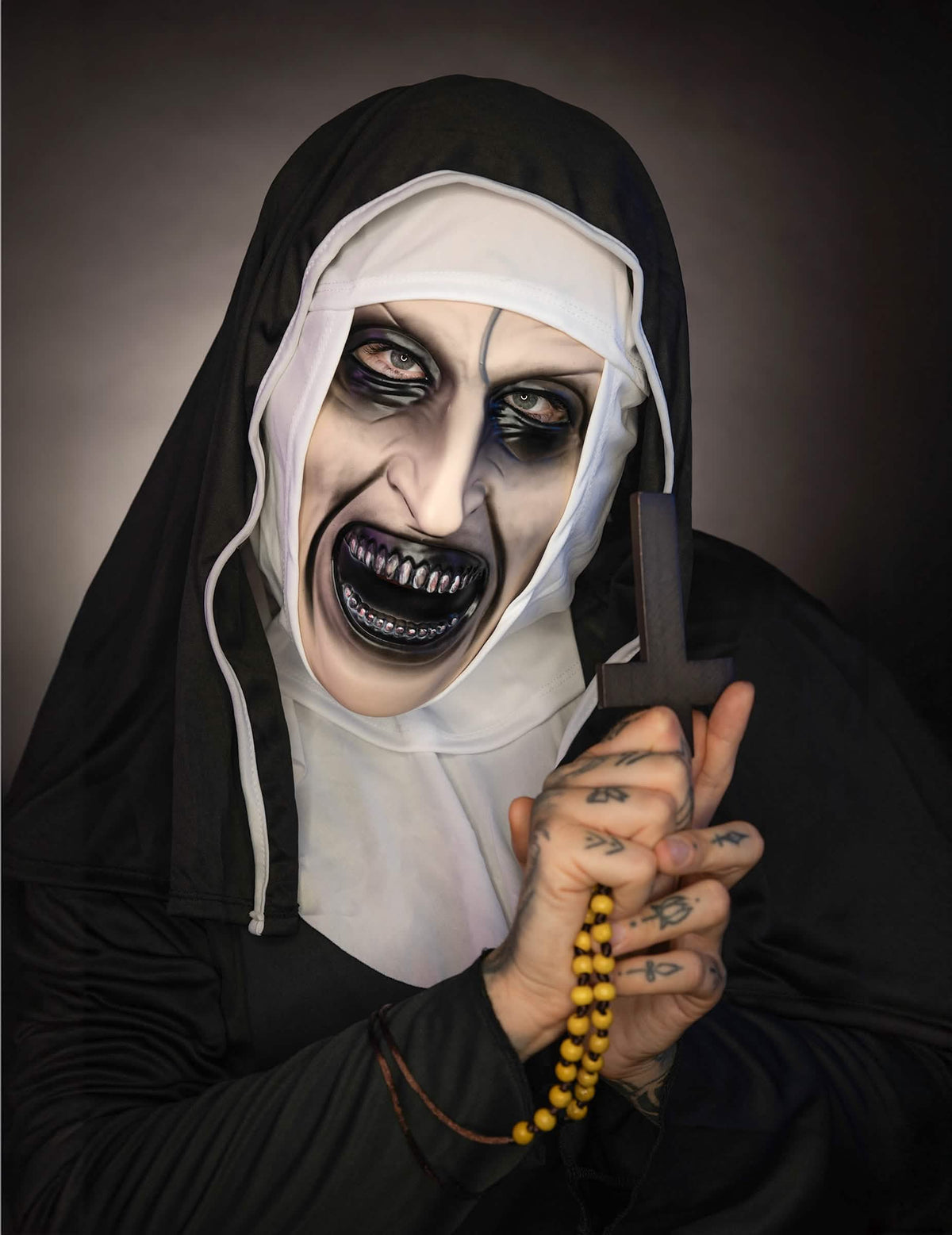 Krupni plan zastrašujuće maske i krunice kostima The Nun™ za odrasli
