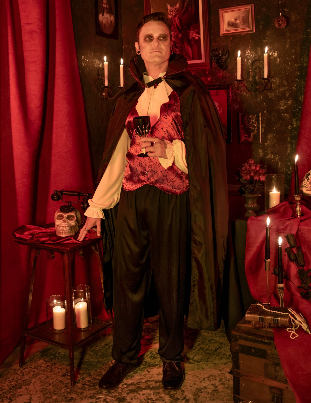 Halloween muški crveni vampir prerušen